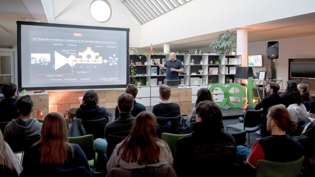 Miele und TU Dortmund starten Initiative für den unternehmerischen Nachwuchs - Sven Schneider, Leiter des Bereichs Future Business Design bei Miele, erläutert Start-up-Prozesse vor Student:innen an der TU Dortmund - Quelle: TU Dortmund